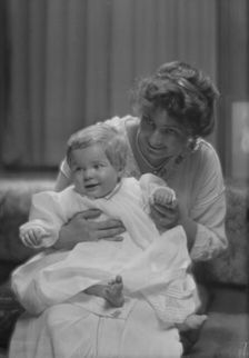 Mitchell, W.C., Mrs., and baby, portrait photograph, 1914 May 22. Creator: Arnold Genthe