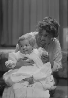 Mitchell, W.C., Mrs., and baby, portrait photograph, 1914 May 22. Creator: Arnold Genthe
