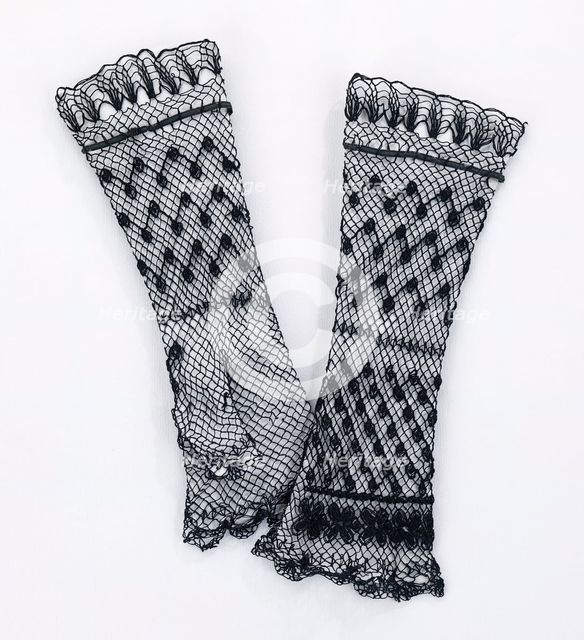 Mitts, American, 1870-79. Creator: Unknown.