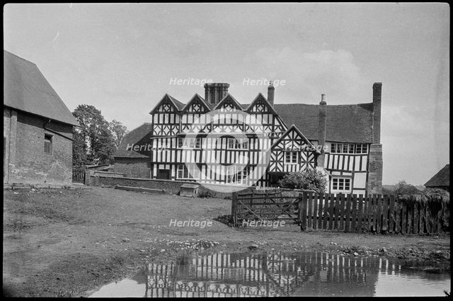 Middle Beanhall Farm, Church Road, Bradley Green, Feckenham, Redditch, Worcestershire, c1920. Creator: Marjory L Wight.