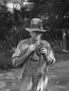 Migratory worker in auto camp, Yakima Valley, Washington, 1939. Creator: Dorothea Lange