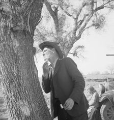 Migrant man shaving by roadside, on U.S. 99 between Bakersfield and the Ridge, 1939. Creator: Dorothea Lange