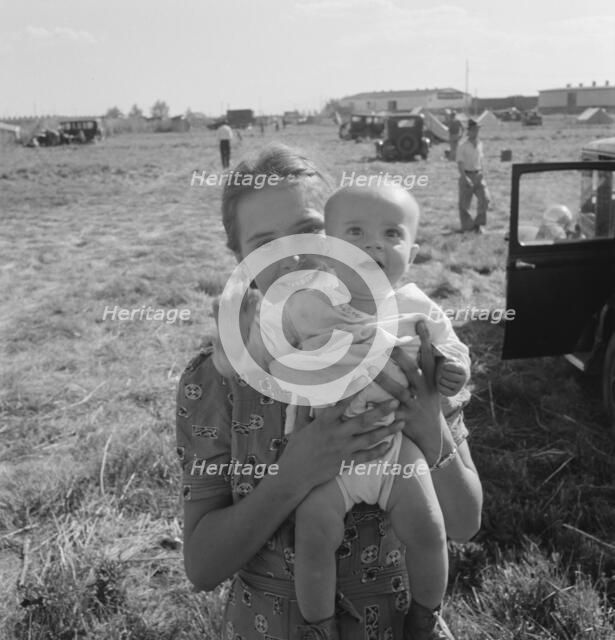 Migrant potato pickers, Tulelake, Siskiyou County, California, 1939. Creator: Dorothea Lange.