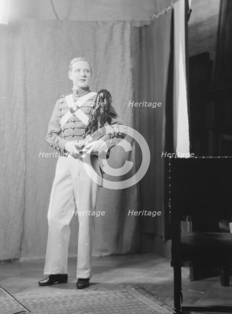 Miller, Marilyn, Miss, portrait photograph, 1928 May 15. Creator: Arnold Genthe.