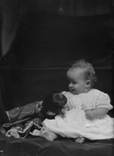 Miller, Harry Irving, Mrs., baby of, portrait photograph, 1913 or 1914. Creator: Arnold Genthe