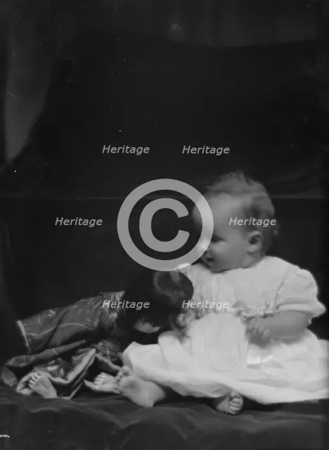 Miller, Harry Irving, Mrs., baby of, portrait photograph, 1913 or 1914. Creator: Arnold Genthe.