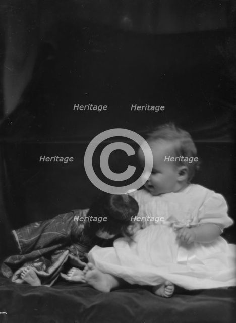 Miller, Harry Irving, Mrs., baby of, portrait photograph, 1913 or 1914. Creator: Arnold Genthe.