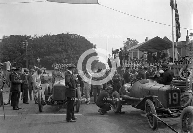 Minerva and Straker-Squire cars at the RAC Isle of Man TT race, 10 June 1914. Artist: Bill Brunell.