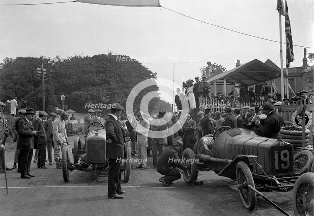Minerva and Straker-Squire cars at the RAC Isle of Man TT race, 10 June 1914. Artist: Bill Brunell.
