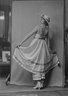 Mishler, Larraine, Miss, portrait photograph, not before 1916. Creator: Arnold Genthe