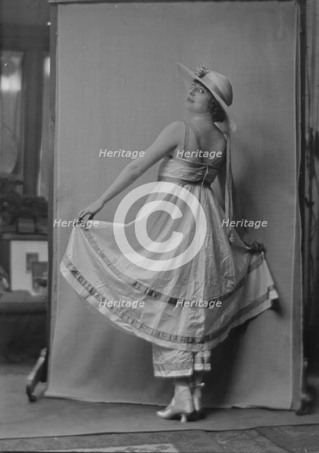 Mishler, Larraine, Miss, portrait photograph, not before 1916. Creator: Arnold Genthe.