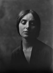 Miss Tod Hunter, portrait photograph, 1919 Aug. 20. Creator: Arnold Genthe