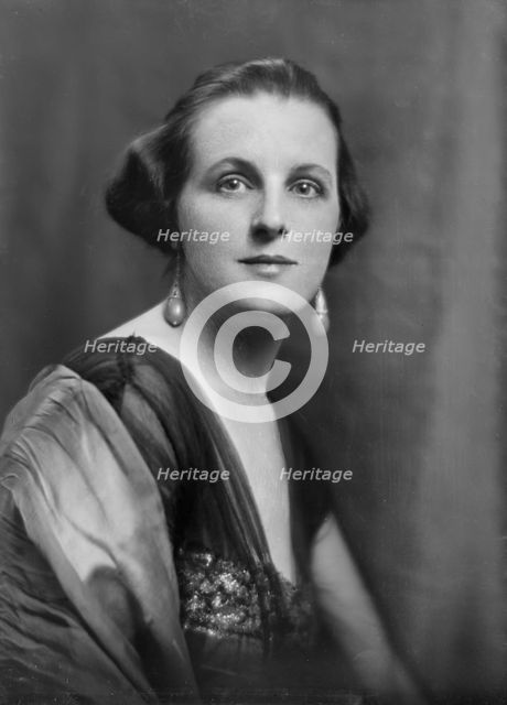 Miss Utman, portrait photograph, 1918 Mar. 21. Creator: Arnold Genthe.