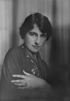 Miss Whitmore, portrait photograph, 1918 May 28. Creator: Arnold Genthe