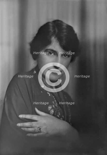 Miss Whitmore, portrait photograph, 1918 May 28. Creator: Arnold Genthe.