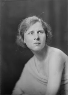 Miss Wullner, portrait photograph, 1918 July 30. Creator: Arnold Genthe