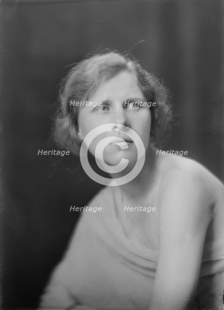 Miss Wullner, portrait photograph, 1918 July 30. Creator: Arnold Genthe.