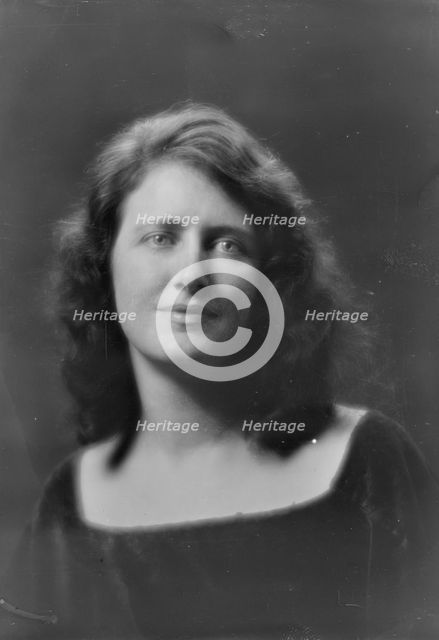 Miss Wynne Pyle, portrait photograph, 1919 June 6. Creator: Arnold Genthe.