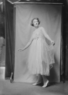 Miss Agnes Gordon, portrait photograph, 1918 Feb. 18. Creator: Arnold Genthe