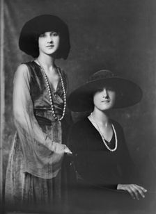 Miss Anna Duncan and sister, portrait photograph, 1919 Oct. 16. Creator: Arnold Genthe