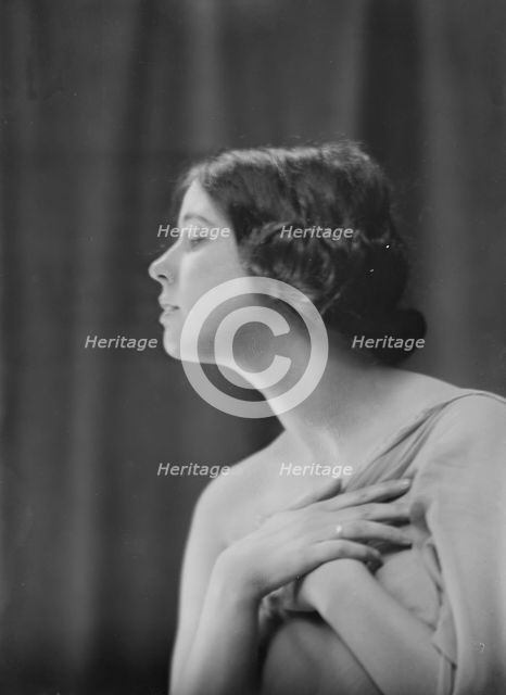 Miss Arline Graham, portrait photograph, 1918 Mar. or Apr. Creator: Arnold Genthe.