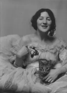 Miss Audrey Munson, with Buzzer the cat, portrait photograph, 1915 Mar. 23. Creator: Arnold Genthe