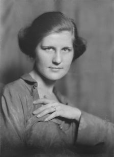 Miss Aurelia Word, portrait photograph, 1918 Apr. or May. Creator: Arnold Genthe