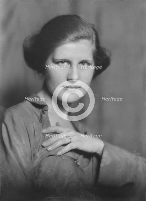 Miss Aurelia Word, portrait photograph, 1918 Apr. or May. Creator: Arnold Genthe.