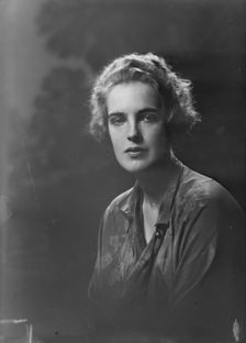 Miss Bahnsen, portrait photograph, 1919 Oct. 31. Creator: Arnold Genthe