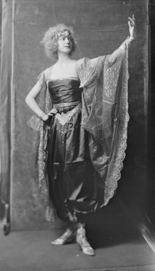 Miss Beatrice Linda Swanson, portrait photograph, 1918 Mar. 27. Creator: Arnold Genthe