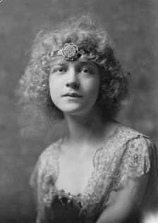 Miss Beatrice Linda Swanson, portrait photograph, 1918 Mar. 27. Creator: Arnold Genthe