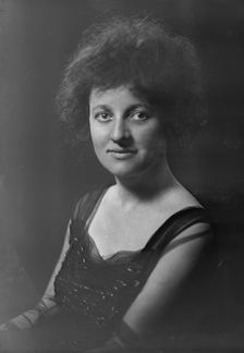 Miss Beatty, portrait photograph, 1918 Oct. Creator: Arnold Genthe
