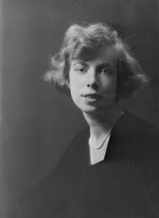 Miss Carolyn Steinman, (Mrs. J. Warren Schweder), portrait photograph, 1918 Oct. 10. Creator: Arnold Genthe