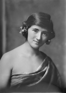 Miss Charlotte Lettaux, portrait photograph, 1919 Sept. 30. Creator: Arnold Genthe