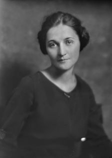 Miss Claire Church Norris, portrait photograph, 1918 Sept. 24. Creator: Arnold Genthe