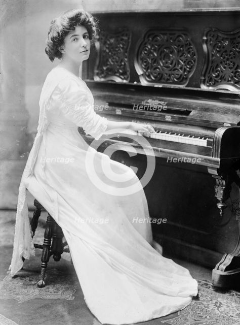 Miss Clare Kummer at piano, 1910. Creator: Bain News Service.