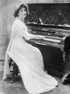Miss Clare Kummer at piano, 1910. Creator: Bain News Service