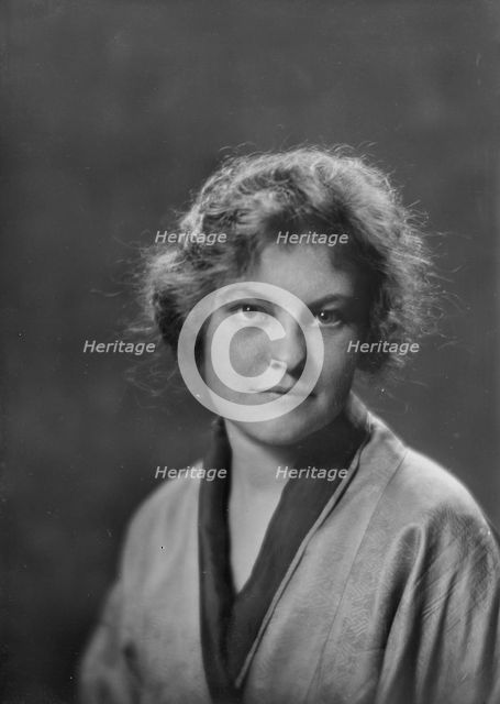 Miss Cushman, portrait photograph, 1919 May 15. Creator: Arnold Genthe.