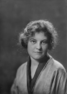 Miss Cushman, portrait photograph, 1919 May 15. Creator: Arnold Genthe