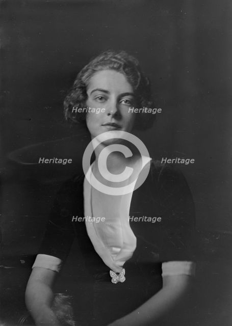 Miss D. Johnston, portrait photograph, 1918 Nov. Creator: Arnold Genthe.