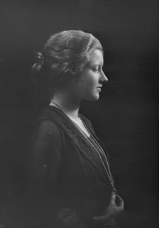 Miss Davies, portrait photograph, 1918 Dec. or 1919 Jan. Creator: Arnold Genthe