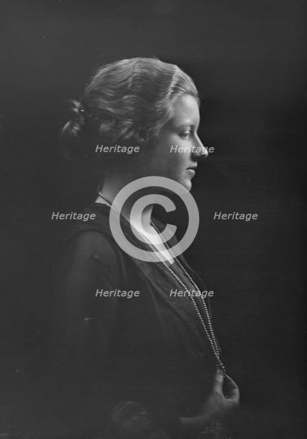 Miss Davies, portrait photograph, 1918 Dec. or 1919 Jan. Creator: Arnold Genthe.