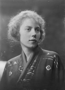 Miss Dorothy Scott, portrait photograph, 1918 July 10. Creator: Arnold Genthe