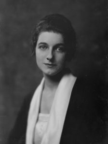 Miss Dougherty, portrait photograph, 1917 Dec. 13. Creator: Arnold Genthe