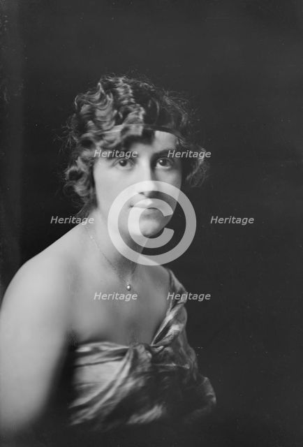 Miss Du Pasquier, portrait photograph, 1919 Feb. 17. Creator: Arnold Genthe.