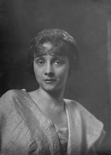 Miss E.S. Wedd, portrait photograph, 1919 Mar. 26. Creator: Arnold Genthe
