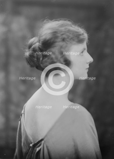 Miss Earline Espey, portrait photograph, 1918 Apr. 19. Creator: Arnold Genthe.