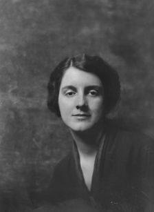 Miss Elizabeth Brown, portrait photograph, 1918 Mar. 1. Creator: Arnold Genthe