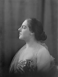 Miss Eva Gauthier, portrait photograph, 1918 Nov. Creator: Arnold Genthe