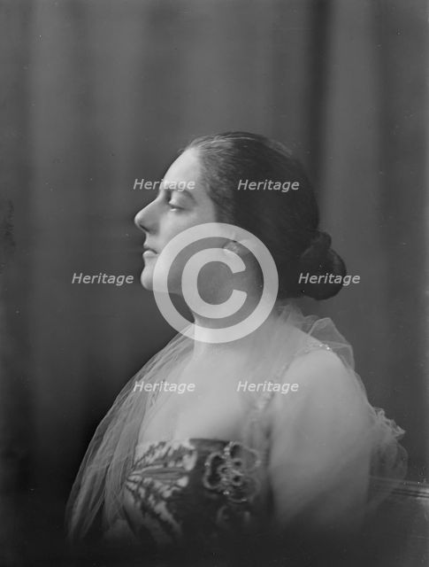 Miss Eva Gauthier, portrait photograph, 1918 Nov. Creator: Arnold Genthe.